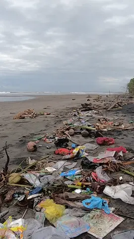 3️⃣ DAYS until International Coastal Cleanup Day! Check out our professional cleanup crew in Bali giving this beach the glow up it deserves.