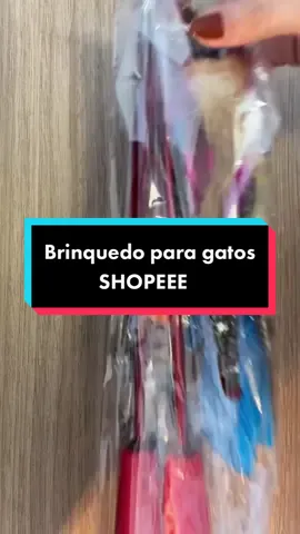 Por indicação de uma cliente, comprei essa varinha na @shopee_br e adorei!  Custou apenas R$35,00 e levou uns 20 dias para chegar. Tem sido um sucesso com os meus gatos e os pacientes também.  O link do produto é: https://shope.ee/AJz1NrFwUT  Vou deixar linkado na bio também! Você já comprou algo legal para os seus gatos na shopee? Me conta aqui embaixo, agora quero ficar de olho nela 👀.  #territoriofelinopoa #brinquedoparagatos #euamogatoss #shopee #canseidesergato #eafelino 