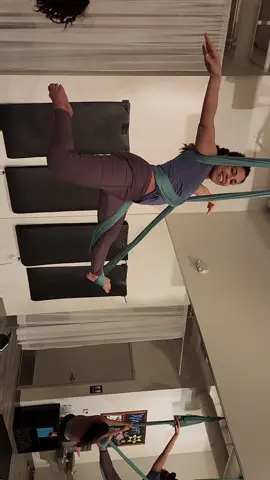 Girls supporting other girls ♡!  #airpow #airfitness #aerialclass #youcandoit #pushyourlimits 