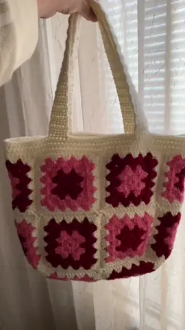 Replying to @misc.sh saved !! #SephoraConcealers #DrPepperTuitionContest #crochet #crochetersoftiktok #crochetbag #crochettok #grannysquare #crochettotebag 