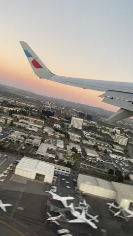 American Airlines 737-823 going space shuttle status out of SNA. #americanairlines #avgeek #airplanes #takeoff #aviation #avgeek #sna #aviationlovers #instaaviation #johnwayneairport 