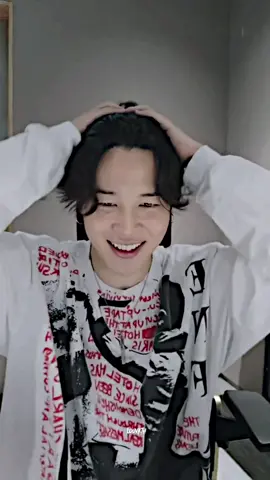jimin with long hair and bareface 😭✋🏻