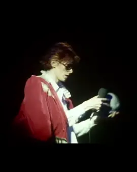 When he makes out with skulls 😍😍 but like it is attractive be real. #davidbowie #bowie #moonagedaydream #ziggystardust #aladdinsane #70s #1970s #glamrock 