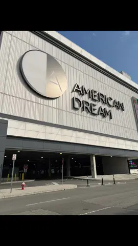 This mall is amazing! If your in New Jersey stop by @American Dream #nickolodeonuniverse #mall #huge #indooramusementpark #golf #skiing #newjersey #fyp 