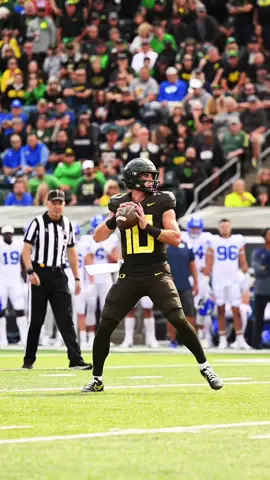 We highly recommend to listen with airpods turned 🆙 to live the full effect❕ #GoDucks #cfb #viral #fyp #fypシ #foryou #highlight #justdoit #nike #uniform #ducks #oregonfootball #football #college #CollegeFootball #touchdown #celebration 