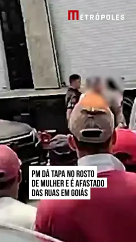 #PM dá tapa no rosto de mulher e é afastado das ruas em #Goiás. Segundo testemunhas, marido da vítima havia sido preso e ela teria se dirigido aos PMs com xingamentos. Caso ocorreu no Ceasa de Anápolis #TikTokNotícias