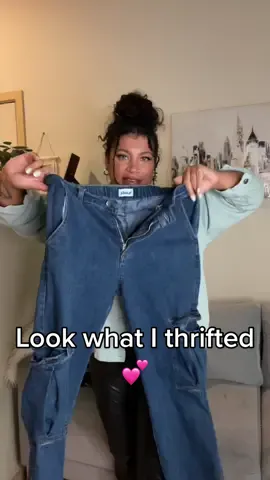 I can’t believe I found these in the thrift after ordering a similar pair online 2 days ago 😭 #thrifting #thriftfinds #cargojeans #thrfitedthis 