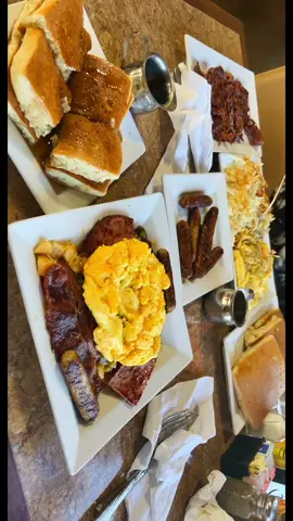 Most important meal of the day 😉 #breakfast #crispybacon #kraverestaurant 
