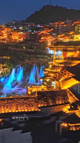 欢迎来到仙侠世界，一座挂在瀑布上的千年古镇，晚上的夜景更是无比的梦幻。@声色光影 @航拍中国