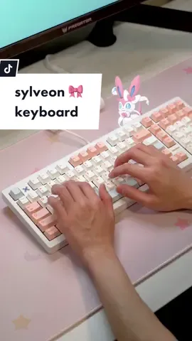 she's watching along 🎀 💕 #sylveon #keyboard #pokemon #customkeyboard #pinkaesthetic #keycaps #typing #asmr #typingtest #soundtest