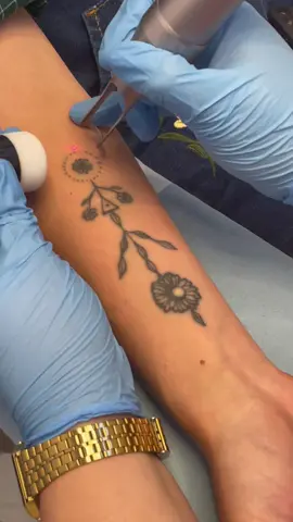 First session of laser tattoo removal! That satisfying ‘frosting’ is acrually water vapour which gets released as the energy is absorbed into the ink particles ⚡️ the immune system then goes to work to mop up the fragments of ink and dispose of them 💩 #lasertattooremoval #satisfyingvideo #tattoo #sheffield #kelhamisland 