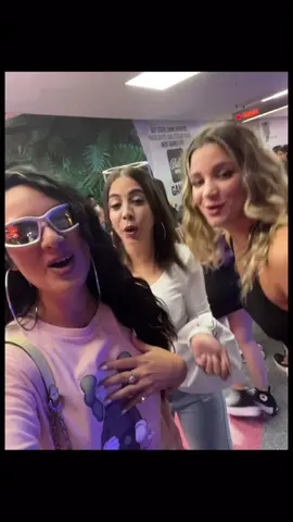 Strip Love @Karol G  MAMASOTAAS  Llegando y adentro @dalbri @llilianmadan 
