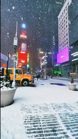 Snowfall In Time Square NYC ❄️ ⛄️  #newyork #newyorkwinter #snowfall #NYC #winter #whatsappstatus #fyp #foryoupage #explorepage #tiktoknyc #explore #trending #aestheticstatus #YourBestShot #viralvideo #america #snowfallseason❄️❄️ 