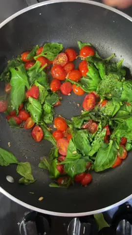 Receita de um macarrão bem rapidinho de fazer e que fica uma delícia 🥹💚 - Azeite para refogar - Tomate cereja - 1 ou 2 dentes de alho picadinhos - 1 maço de espinafre - Sal e pimenta a gosto  - 200mL de leite  - Queijo parmesão ralado a gosto  Refogue bem o tomate e o espinafre. Adicione o leite e o queijo ralado. Se o molho ficar fino, você pode acrescentar uma colherzinha de amido de milho para engrossar. Quando o macarrão estiver cozido, mistura no molho e pronto! Macarrãozinho delícia pronto em 10min. ✨#receitasimples #receitasaudável #nutricao 