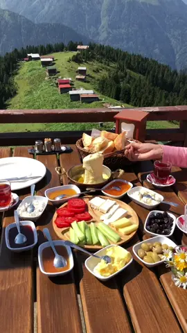 أجمل اطلاله في طرابزون في منطقة #pokutyaylası  ومنطقة #همسكوي🇹🇷   beauty of Trabzon in #pokutyaylası 🥹 ..  delicious #breakfast with #fabulous view Tea view in #hamiskoy, their sweet is highly recommended #trabzon #turkey #pokut #طرابوزن♥️ #çay #همسكوي_طرابزون_تركيا🇹🇷 
