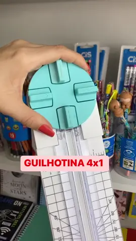 VOCÊ PRECISA CONHECER ISSO 👇  Guilhotina refiladora 4x1 #papelariaonline #artecorepapel #dicadepapelaria #produtosfofos #aloucadapapelaria #amopapelaria #paperlover #refiladora #voceprecisaverisso 