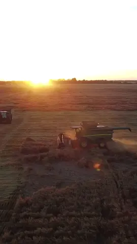 You really can’t beat a good prairie harvest sunset, no cap 🧢🌅 #farm #farmtok #farmlife #johndeere #kenworth #farmer #farming #thebrokefarmer #mbfarmer #agtok 