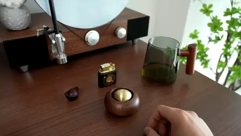 Thì ra cảm giác an toàn chỉ là khi cửa đã khoá, mèo đã ngủ, thẻ vẫn còn tiền và sáng mai là Chủ nhật. #chuongcua #gift #trangtri #trangtrinhacua #trangtriphongngu #decor #retro #fyp