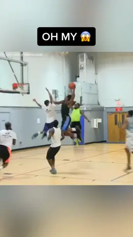 These plays are WILD 😱👏 (via court_kingz/IG) #basketball 