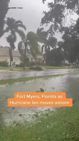 Wind and rain in Fort Myers, #Florida on Sept. 28 as #HurricaneIan churns closer to the state. #fortmyers #category4 #hurricane 