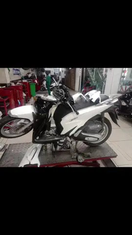 SH việt 2022 từ lúc bị tai nạn cho đến lúc tháo và Hoàn thiện