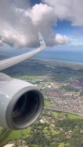 Here is #landing at #amsterdam @schipholairport #enjoy #view #klm #b737 #flying #😍 #avgeek #fyp #traveller #spottingplanes #frequentflyer #skyteam #aviation #aviationlovers #flyinghigh #