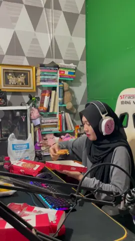Indomaret baru buka di kandangan , hehehehee 😄😄😄 Mampirrr geesss yaaaaa kalo ke kandangan, di dekat bundaran ketupat, seberang Islamic Center Makanan cepat saji nya terbeseller dan enakkk 🫶🏻🫶🏻 idang paling suka rendang sapi sambal ijo nya sihhh , wajib nyobain kalian 😍😍 Idang bungkus semua makanan cepat saji nya , biar sambil main game sambil makan-makan hahhaha