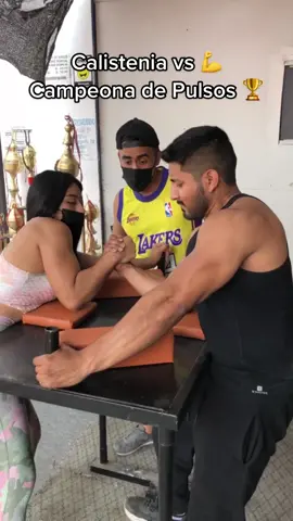 Calistenia vs Campeona de Pulsos 🤨 #calistenia #luchadebrazos #armwrestling #gym #gimnasio 