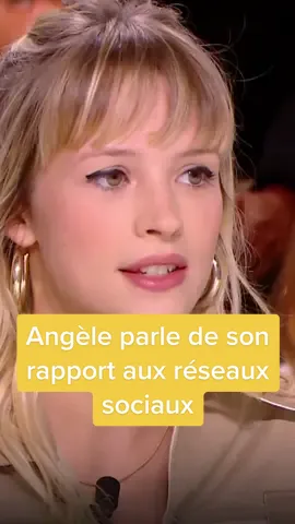 « Amour, Haine & Danger », le génial nouveau titre d'#Angele est sorti. Il parle de notre rapport ambigu aux #réseauxsociaux. En 2018, Angèle avait déjà abordé ce thème sur notre plateau. #instagram #twitter #amourhaineetdanger #Quotidien #nonantecinq 