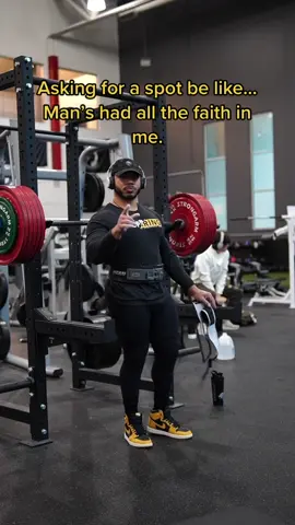 I rarely ask for spots so I don’t blame @Dominic M Rowden for not understanding what I was asking for. #GymTok #gymtiktok #squat #askforaspot #spotme 