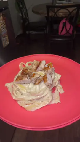 #stitch with @funmamax y’all! forget Olive Garden at this point, this was soooo good 🤤 I also added minced garlic per the original creators suggestion 😋 100/10! #Foodie #Recipe #alfredorecipe #tiktokchef #cooktok 