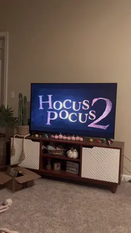 Did I host a #hocuspocus2 watch party tonight? absolutely 👻 #hocuspocus2releaseparty #hocuspocusmovie #hocuspocus2022 #fallnights 