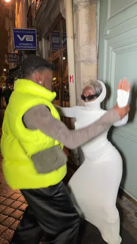 in da streets of Paris widdit 🤣 @EHIZ #fyp #pourtoi 