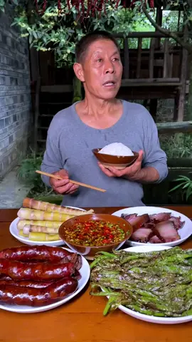 Last month, the smoked spicy sausage was put on the kang. Dad added a meal to taste it.#rural#life#deliciousfood