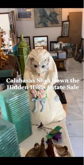 I’ve been to a million & one estate sales and know this one could’ve been handled better. I wish everyone had a chance to experience this house 🥺🤍 at least someone made out with the cat bride candle. #laestatesale #estatesale #estatesalefinds #kimkardashian #hiddenhills 