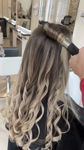 Balayage dimension blond ✨ face frame #balayage #hairstyle #donkerhaar #darkhair #balayagehair #haartutorial #longhair #balayageinspiration #hairdresser #nederland🇳🇱 #balayageombre #balayagecolour #balayagetransformation #foils #denhaag #blondie #blondhairspecialist #blondehair #curl 