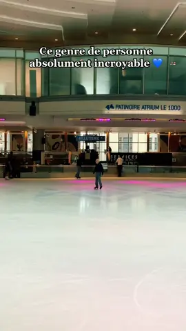 Une belle rencontre aujourd’hui à Montréal 💙🌠 #patinaglace #patiner #oldpeople #amazing #papi #incroyable #montreal #patinoire #danseur #souplesse #lovelypeople 