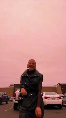 When the sky is so amazing you have to do an #outfitcheck. #OOTD #fallfashion #StreetFashion #StreetStyle #moda#TikTokFashion #modafeminina #modaentiktok 