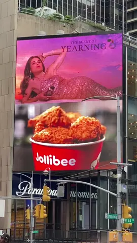 Check out the @jollibee @jollibeeusa billboard in New York Times Square!! How much do you think a 2 piece Chicken Joy costs at Jollibee USA???  Video from Josiah Go.  @wimyummy #WIMyummy #wheninmanila #Jollibee #JollibeeUSA #JollibeeNY #JollibeeNewYork #ChickenJoy #PeachMangoPie  #newsph #breakingnewsph #SocialNewsPH #summerfoodie #foodieph #phoodtour #MARCHarap #krdamacravings #tiktoknews  