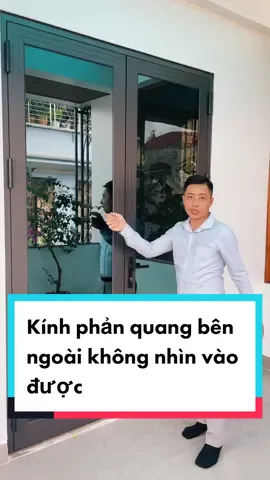 Kính phản quang Hải Long giúp tạo không gian riêng tư. Kính này bên trong nhìn được ra. Bên ngoài không nhìn được vào ( ban ngày thôi nha😂 ) #nhatcuanhom #cuanhomdep #cuabancong  #cuanhomxingfa #maucuanhom  #kinhphanquang #LearnOnTikTok 
