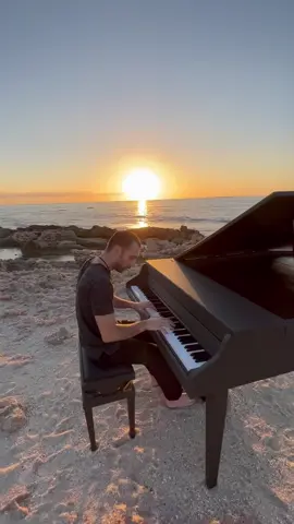 Nothing more exiting than to playing “The Piano” by the see of Sardinia #andreavanzo #michaelnyman #thepiano #pianoforte #pianocover #pianomusic #pianotok #pianolover #neoclassicalmusic #modernclassicalmusic #filmmusic #soundtrack #pianist #emotionalmusic #romanticsong #fyp 