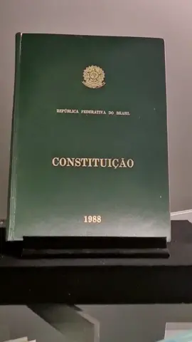 Parabéns para a #ConstituiçãoFederal! 🥳 Hoje, a Carta Magna completa 34 anos, representando um marco importante para a construção de uma sociedade mais justa e igualitária.  Vem conhecer mais sobre este livro que rege nosso país: https://bit.ly/3rAt9VP  #Constituição34Anos 