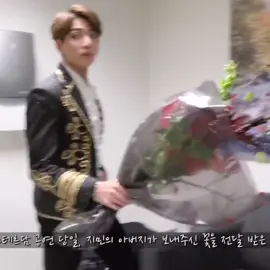 jungkook holding the bouquet from jimin's dad and gave it to jimin #jimin #jungkook #jikook #fyp #fypシ 