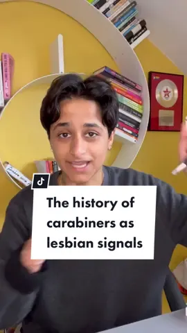 The carabiner has been a signal for WLW for decades - and it’s more similar to the hanky code than you might think 👀 #tiktokunpacks #lesbianhistory #lgbtqhistory #wlw #HavaianasLivreDeCliches 