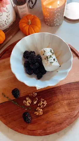 Blackberry Thyme and Goat Cheese Crostini🌿  #slowliving #traderjoes #fallvibes #cozyvibes #cozykitchen #homecafe #cozyrecipes 