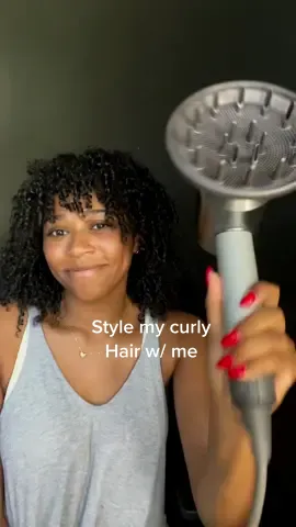 Happy Friday! Let me know if you want the full detail of my curly hair routine 🤗 