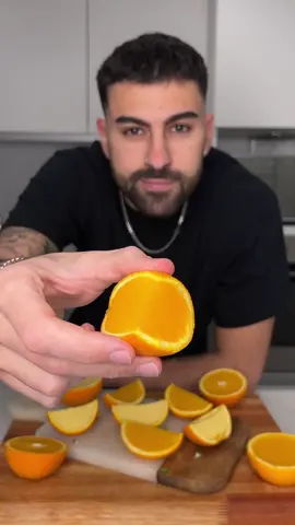 COMER FRUTA NUNCA FUE TAN DIVERTIDO: Receta ideal para hacer a los niños de la casa 🍊❤️  • 𝕀𝕟𝕘𝕣𝕖𝕕𝕚𝕖𝕟𝕥𝕖𝕤: • 4 Naranjas de Jugo 🍊 (agregar jugo de una 5ta naranja) • Opcional: 2/3cdas de Azúcar o Edulcorante   • 10gr Gelatina sin Sabor (Poco menos de 1 Sobre) + 50ml Agua para Hidratar 💦  • c/n Crema de Leche 🥛  • #jelly #saborestiktok #fyp 