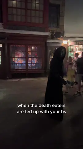 first time meeting a death eater.. they are sassy 😂 #harrypotter #harrypottertiktok #deatheater #universal #universalorlando #universalorlandoresort #ioa #islandsofadventure 