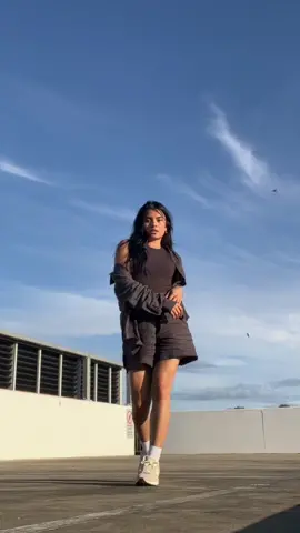 couldn’t give what i wanted bc i did this outside the staff carpark exit and cars were driving past 💀 dc @kevinbannier_ #brisbane #australia + decked out in @nudelucythelabel @newbalance  