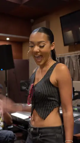 HIS REACTION 😂🤩🔥 >>> when you have hit records but your label(s) won’t let you put out music… 
